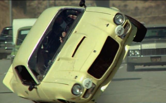Cascade spectaculaire d'une voiture dans The Gumball Rally