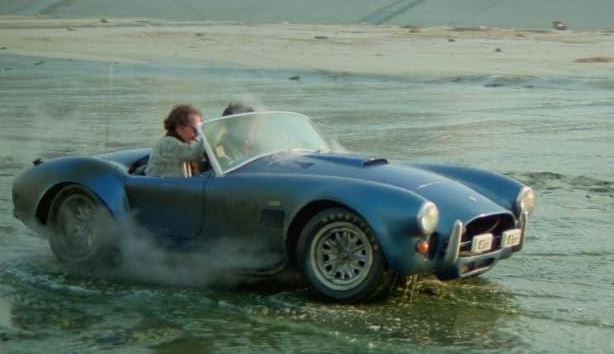Shelby Cobra bleue traversant une rivière dans The Gumball Rally