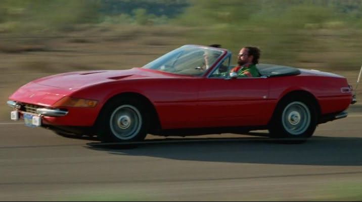 Ferrari Daytona cabriolet rouge lancée à haute vitesse dans The Gumball Rally