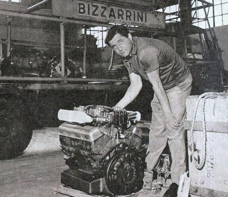 Giotto Bizzarrini dans son atelier devant un moteur.