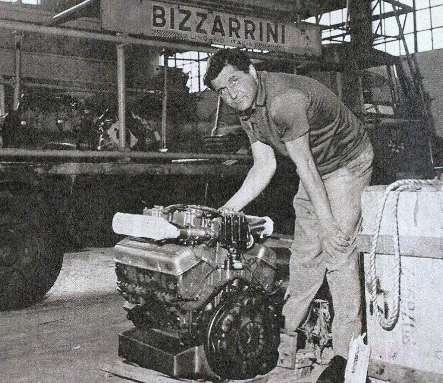 Giotto Bizzarrini dans son atelier devant un moteur.