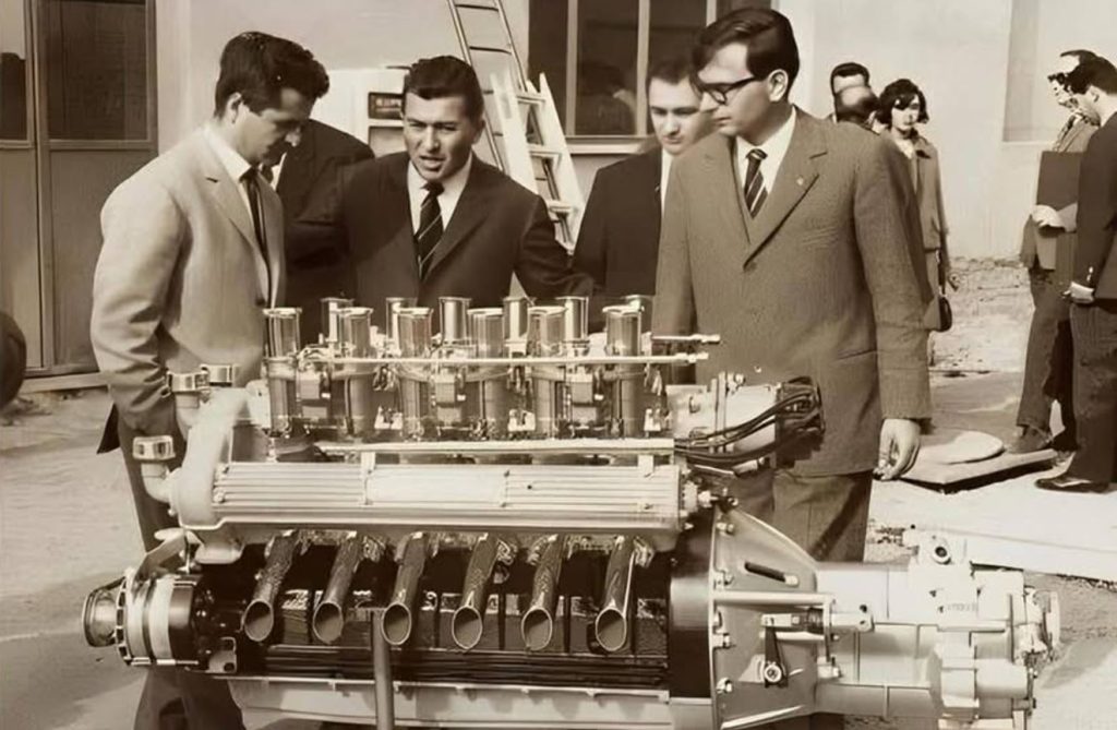 Giotto Bizzarrini et Ferruccio Lamborghini devant le premier V12 Lamborghini.