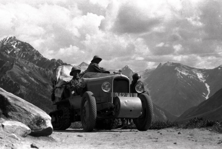 Autochenille de la croisière jaune Citroën dans les montagnes de l’Himalaya en 1931