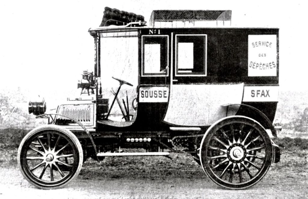 Fourgon postal Panhard et Levassor 12 HP utilisé en Tunisie au début du XXe siècle