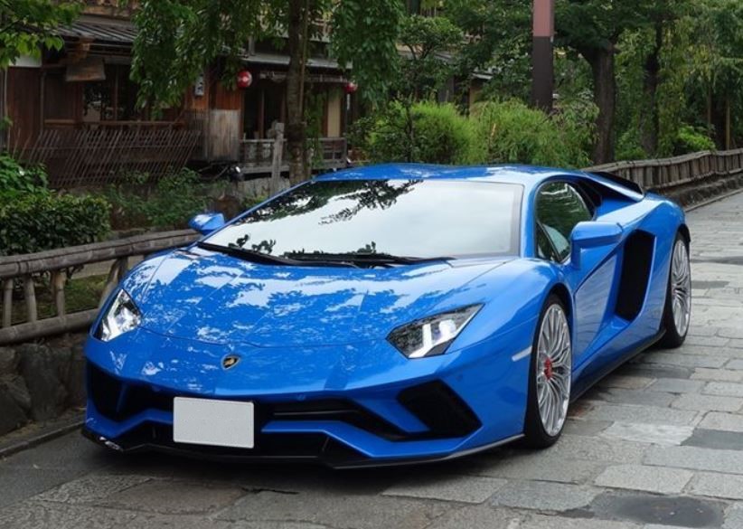 Lamborghini Aventador de couleur bleue stationnée dans une rue