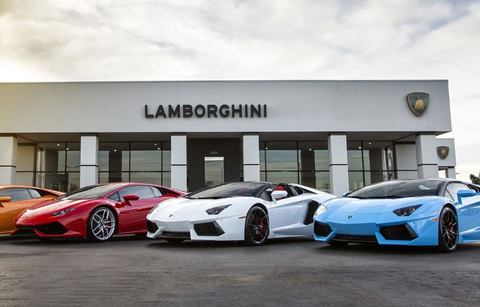 Façade d'une concession Lamborghini avec plusieurs modèles de la marque