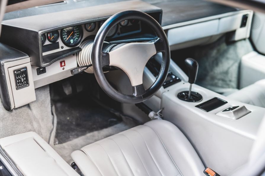 Intérieur blanc de Lamborghini Diablo avec tableau de bord des années 1990