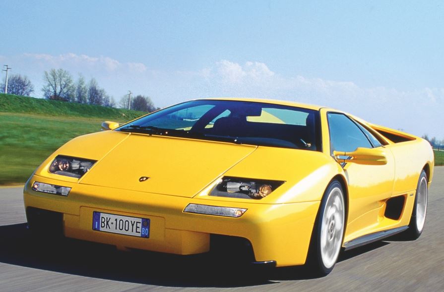 Lamborghini Diablo jaune roulant sur route dans les années 1990