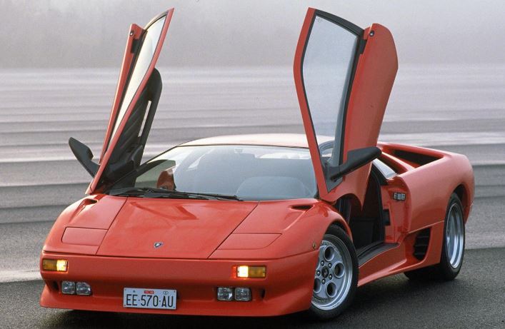 Lamborghini Diablo rouge avec portes en élytre ouvertes