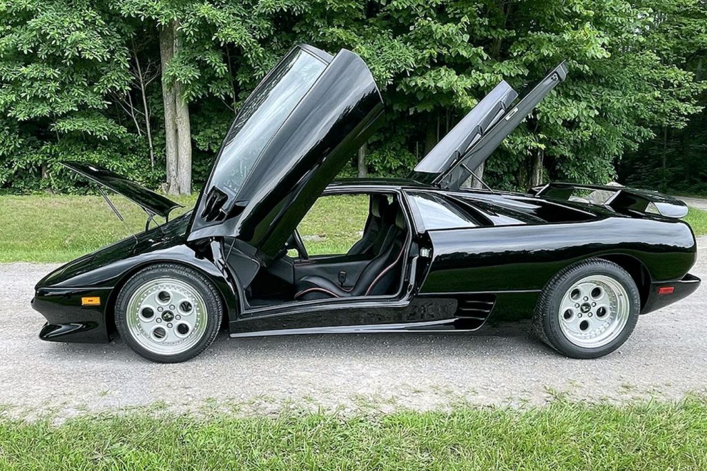 Lamborghini Diablo VT noire avec portes et capots ouverts