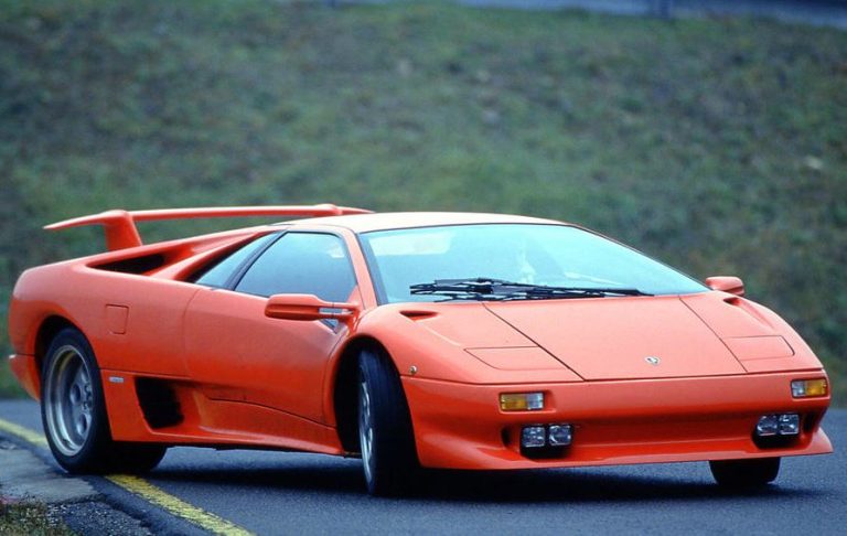Lamborghini Diablo VTorange en mouvement avec aileron arrière