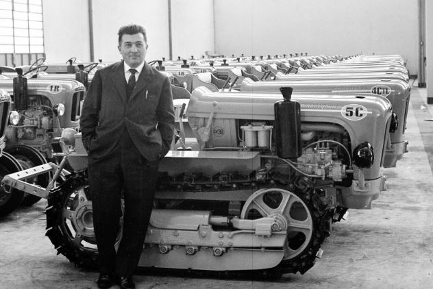 Ferruccio Lamborghini devant ses tracteurs avant la création de la marque automobile
