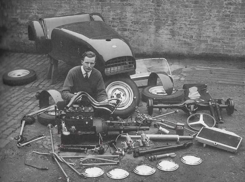 Colin Chapman présentant une Lotus Seven vendue en kit dans les années 1950