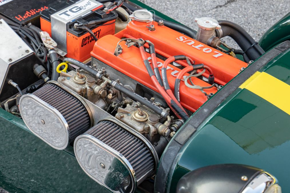 Moteur Lotus Twin Cam installé dans une Lotus Seven de collection