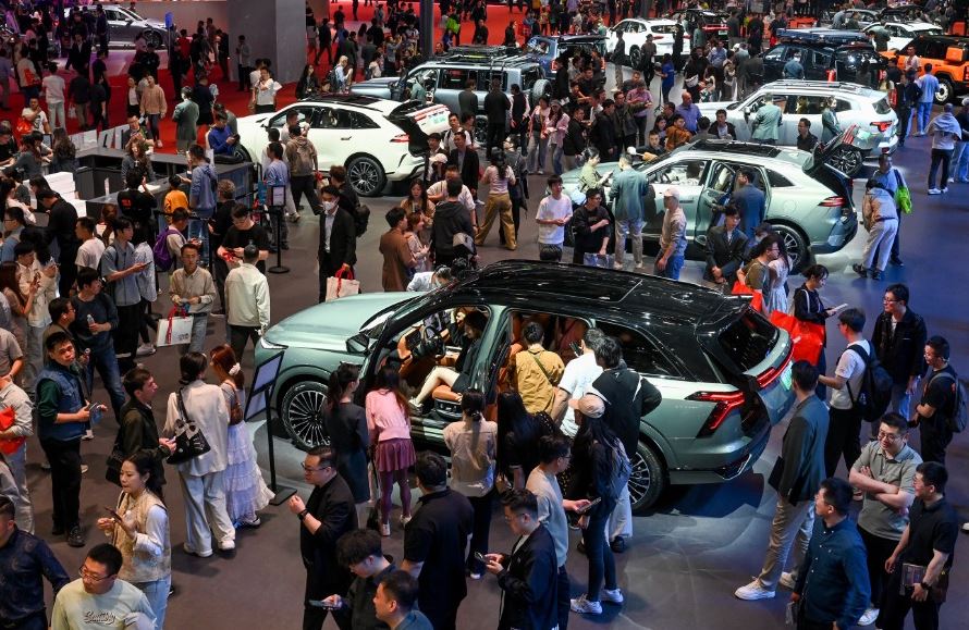 Visiteurs découvrant de nombreux modèles au salon automobile de Shanghai en Chine