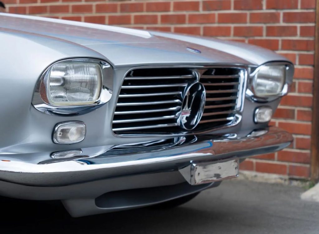 Calandre et face avant d'une Maserati 5000 GT avec emblème Maserati