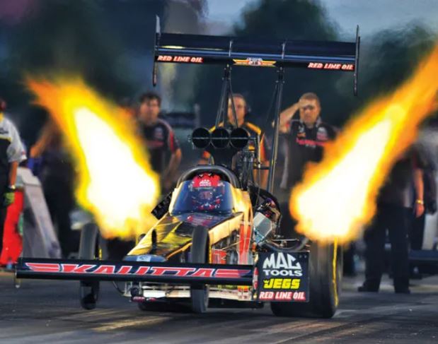 Dragster Top Fuel au départ avec flammes d'échappement et moteur au nitrométhane