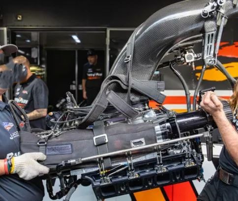 Compresseur Roots démonté sur un moteur de dragster Top Fuel