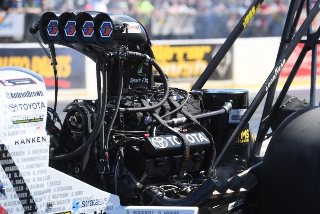 Vue du moteur V8 suralimenté d'un dragster de compétition