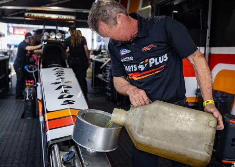 Remplissage du réservoir d'un dragster avec du carburant au nitrométhane