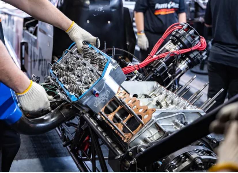 Révision complète d'un moteur de dragster entre deux runs de compétition