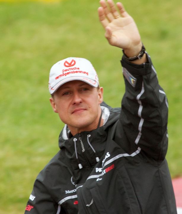 Michael Schumacher saluant le public lors d'un événement Mercedes en 2011