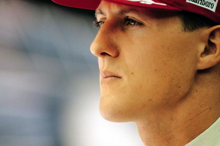 Michael Schumacher concentré dans le stand Ferrari durant sa carrière en Formule 1