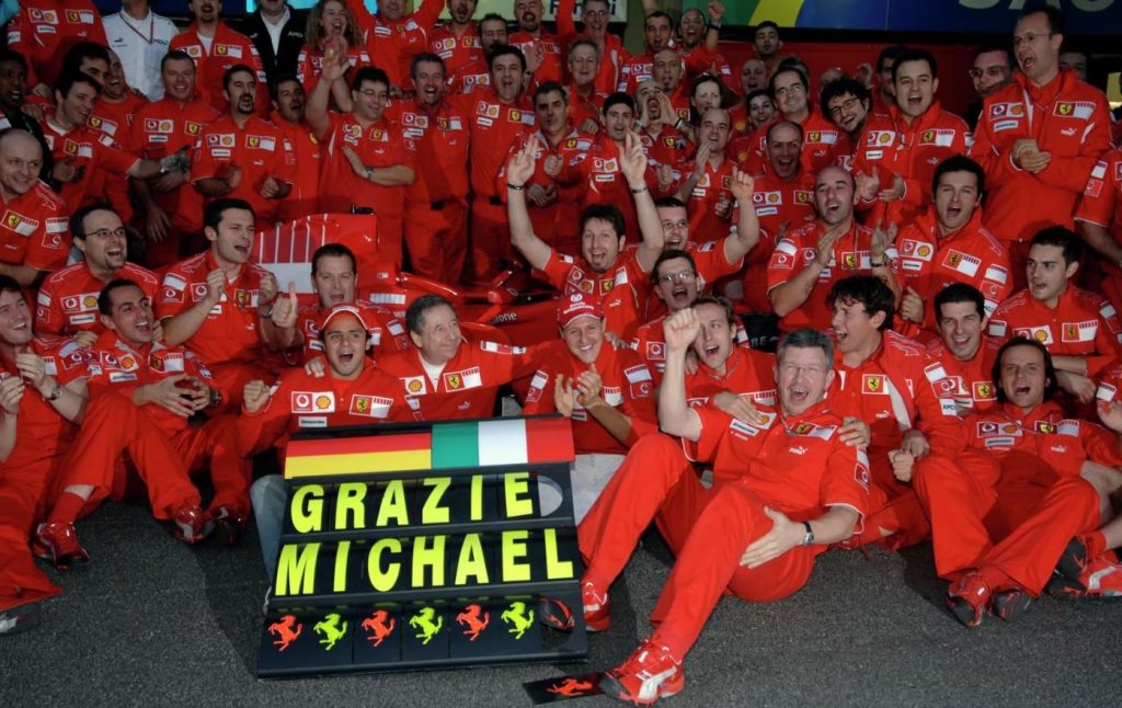 Michael Schumacher célébré par l'équipe Ferrari après son dernier titre mondial