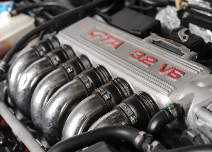 Moteur Busso Alfa Romeo GTA 3.2 litres avec admission à six conduits polis