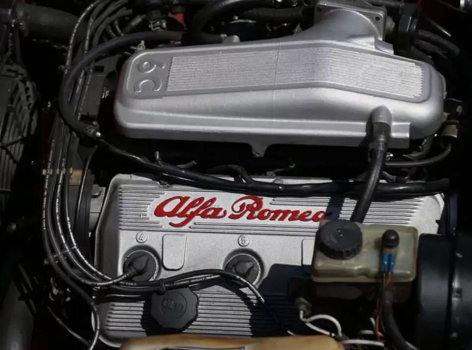 Moteur Busso V6 Alfa Romeo GTV6 2.5 litres dans son compartiment moteur d’origine