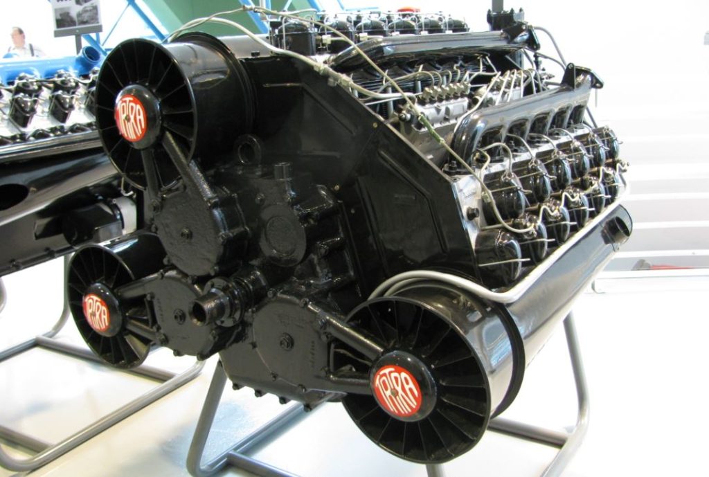 Moteur Tatra W18 refroidi par air exposé dans un musée automobile