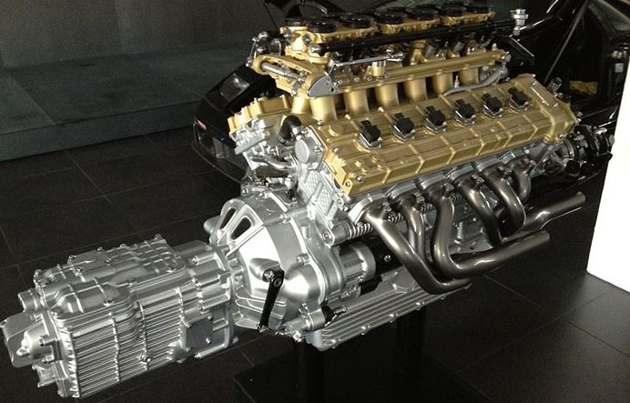 Moteur V12 avec boîte de vitesses montés en position longitudinale