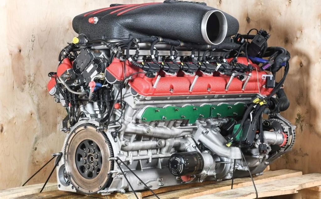 Moteur V12 Ferrari atmosphérique hautes performances utilisé sur un modèle de compétition