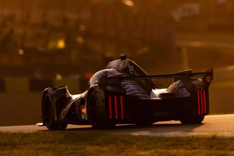 Peugeot 9X8 au coucher du soleil lors des 24 Heures du Mans 2026