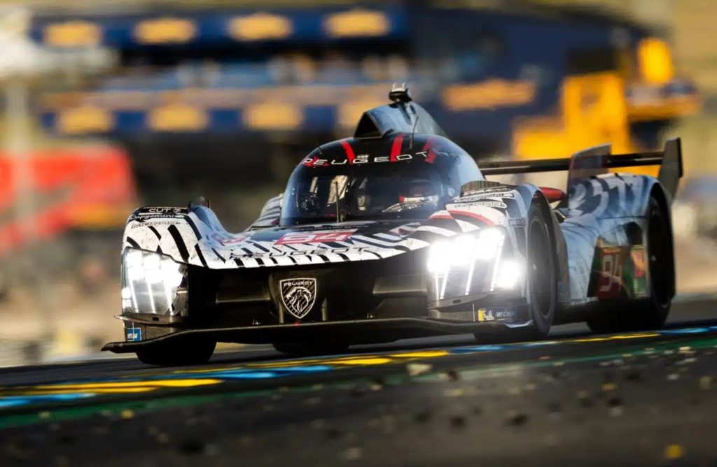 Peugeot 9X8 Hypercar en action sur le circuit des 24 Heures du Mans