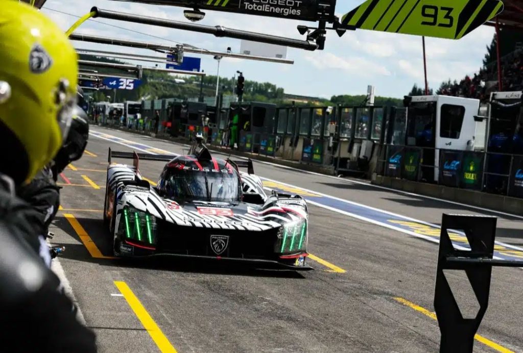 Peugeot 9X8 dans l'allée des stands lors des 24 Heures du Mans