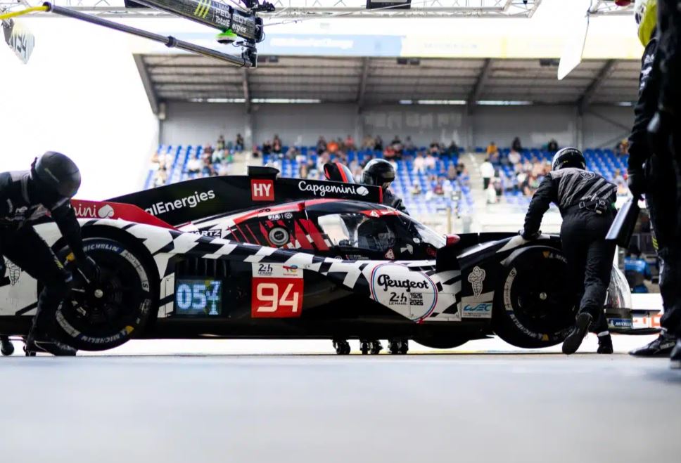 Arrêt au stand d'une Peugeot 9X8 pendant les 24 Heures du Mans