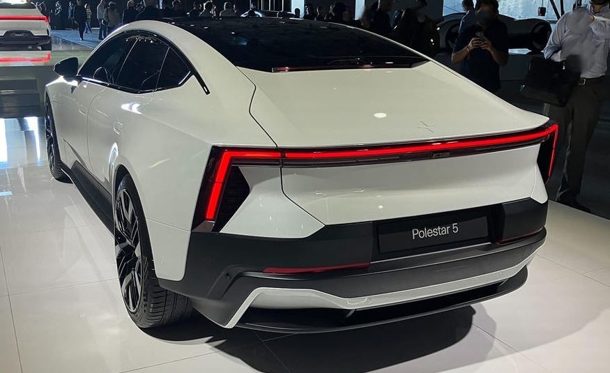Vue arrière de la Polestar 5 avec sa signature lumineuse et son absence de lunette arrière