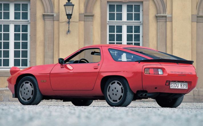 Vue arrière trois quarts d'une Porsche 928 des premières générations