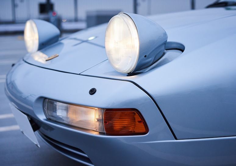 Détail des phares escamotables caractéristiques de la Porsche 928