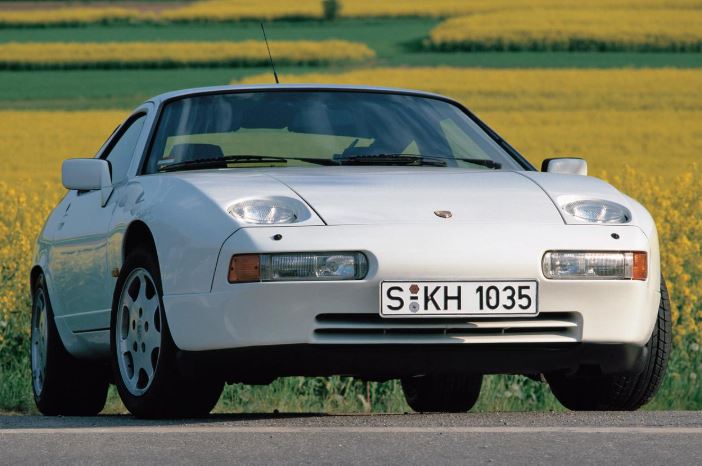 Porsche 928 présentée de face, la GT V8 qui devait remplacer la Porsche 911