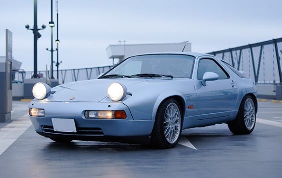 Porsche 928 GTS avec ses phares escamotables relevés