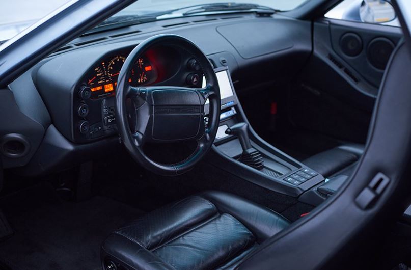 Habitacle de la Porsche 928 avec son tableau de bord orienté vers le conducteur