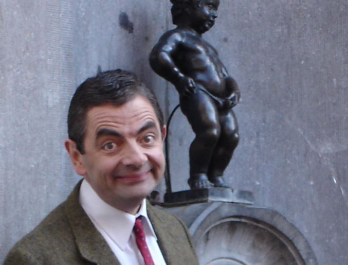 Rowan Atkinson dans le rôle de Mr Bean devant le Manneken-Pis à Bruxelles