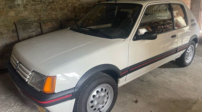 Peugeot 205 GTI 1.6 de 1984 blanche conservée dans un garage