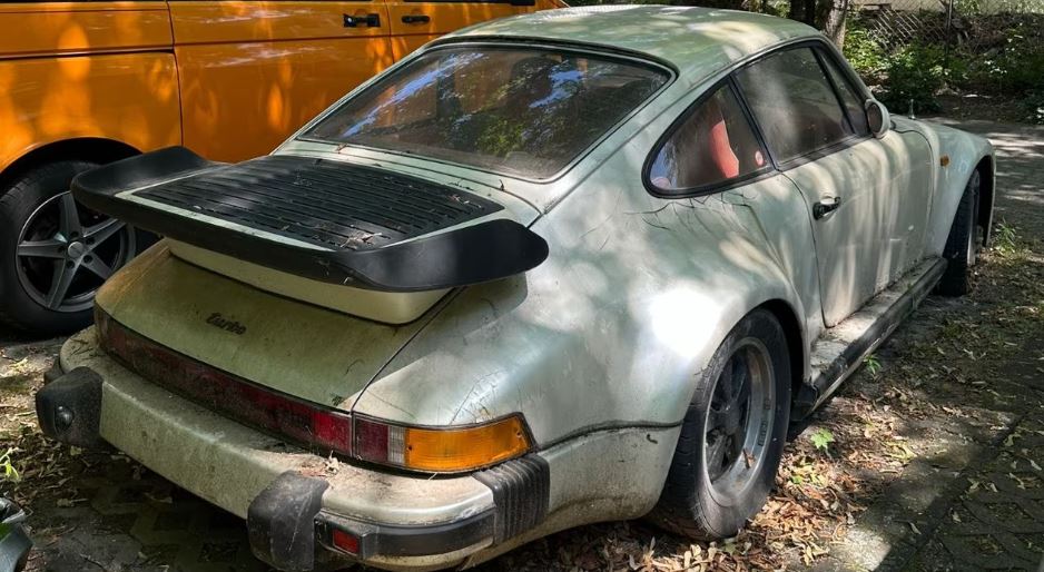 Porsche 911 de 1973 équipée d'un kit carrosserie stationnée à l'abandon