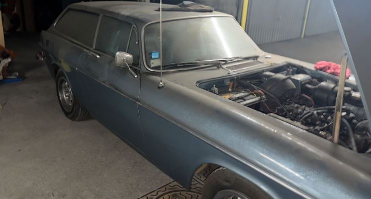 Volvo P1800 ES de 1973 retrouvée dans un garage avec moteur apparent