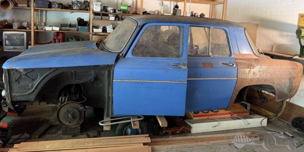 Renault 8 Gordini démontée en attente d'une restauration complète