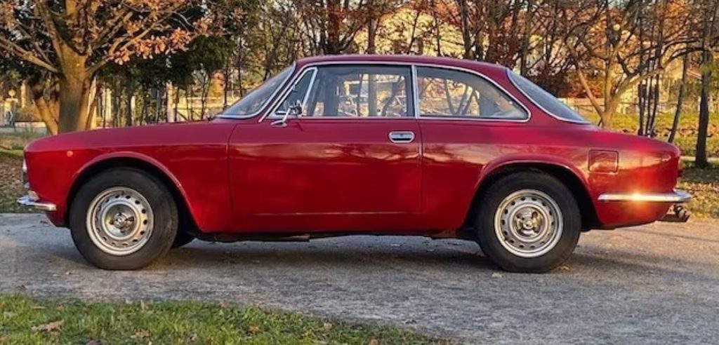 Alfa Romeo GT 1300 Junior 1970 rouge photographiée de profil après sa remise en route