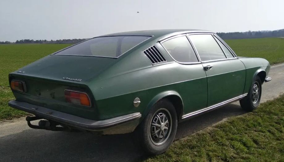 Audi 100 S Coupé 1971 verte découverte lors d'une sortie de grange
